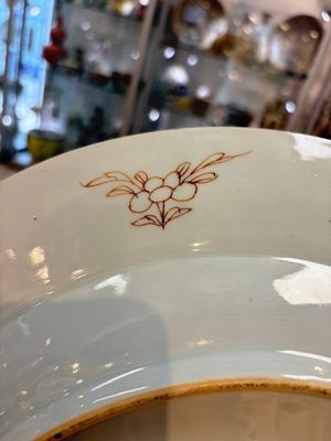 A large Chinese famille rose bianco-sopra-bianco 'peonies' dish, Yongzheng — 照片 12