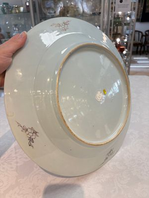 A large Chinese famille rose bianco-sopra-bianco 'peonies' dish, Yongzheng — 照片 13