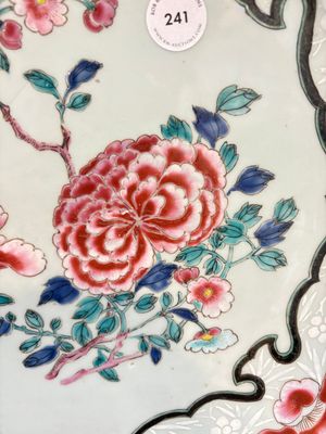 A large Chinese famille rose bianco-sopra-bianco 'peonies' dish, Yongzheng — 照片 2