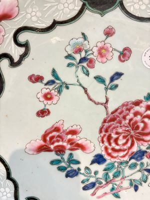 A large Chinese famille rose bianco-sopra-bianco 'peonies' dish, Yongzheng — 照片 3