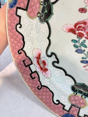 A large Chinese famille rose bianco-sopra-bianco 'peonies' dish, Yongzheng — 照片 4