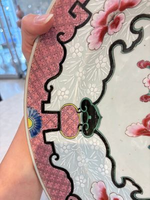 A large Chinese famille rose bianco-sopra-bianco 'peonies' dish, Yongzheng — 照片 5