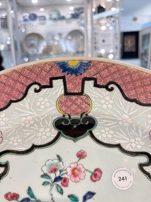 A large Chinese famille rose bianco-sopra-bianco 'peonies' dish, Yongzheng — 照片 6