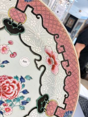 A large Chinese famille rose bianco-sopra-bianco 'peonies' dish, Yongzheng — 照片 7