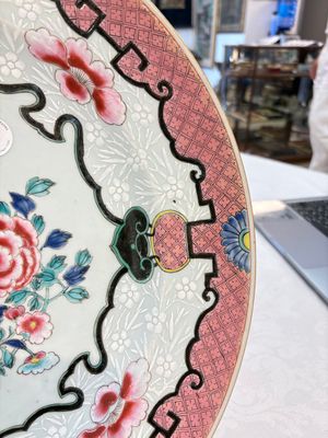 A large Chinese famille rose bianco-sopra-bianco 'peonies' dish, Yongzheng — 照片 8