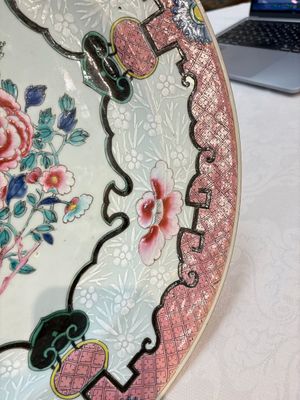 A large Chinese famille rose bianco-sopra-bianco 'peonies' dish, Yongzheng — 照片 9