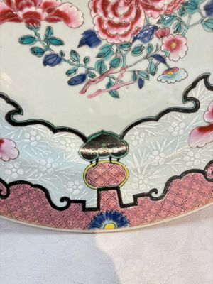 A large Chinese famille rose bianco-sopra-bianco 'peonies' dish, Yongzheng — 照片 10