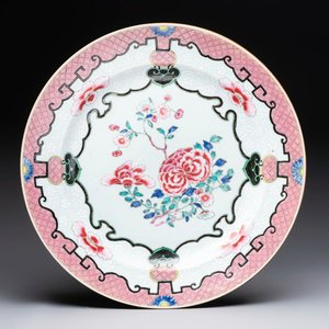 A large Chinese famille rose bianco-sopra-bianco 'peonies' dish, Yongzheng — 照片 1