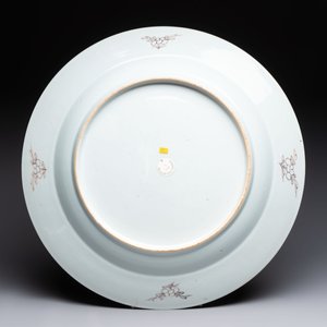 A large Chinese famille rose bianco-sopra-bianco 'peonies' dish, Yongzheng — 照片 2
