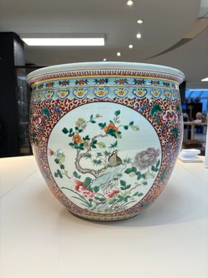 A large Chinese famille rose 'Bird among Flowering Branches' scroll pot, 19th C. — 照片 1
