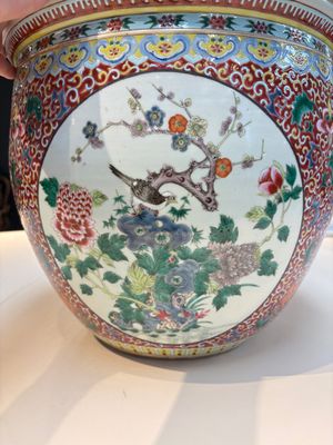 A large Chinese famille rose 'Bird among Flowering Branches' scroll pot, 19th C. — 照片 11