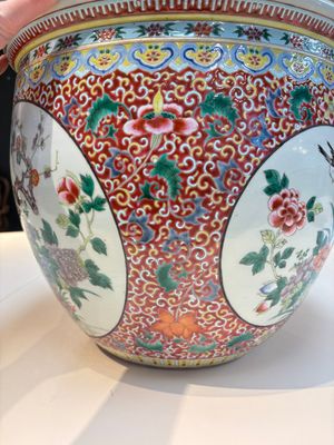 A large Chinese famille rose 'Bird among Flowering Branches' scroll pot, 19th C. — 照片 12