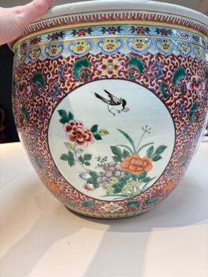 A large Chinese famille rose 'Bird among Flowering Branches' scroll pot, 19th C. — 照片 13