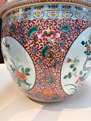 A large Chinese famille rose 'Bird among Flowering Branches' scroll pot, 19th C. — 照片 14