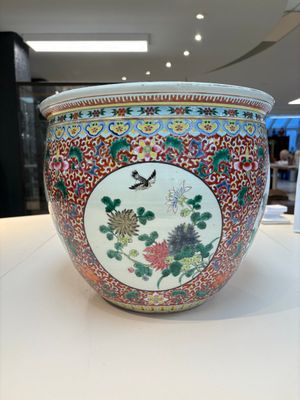 A large Chinese famille rose 'Bird among Flowering Branches' scroll pot, 19th C. — 照片 2