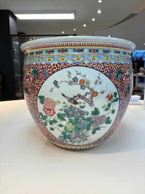A large Chinese famille rose 'Bird among Flowering Branches' scroll pot, 19th C. — 照片 3