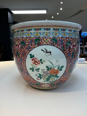 A large Chinese famille rose 'Bird among Flowering Branches' scroll pot, 19th C. — 照片 4
