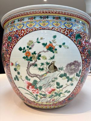 A large Chinese famille rose 'Bird among Flowering Branches' scroll pot, 19th C. — 照片 7