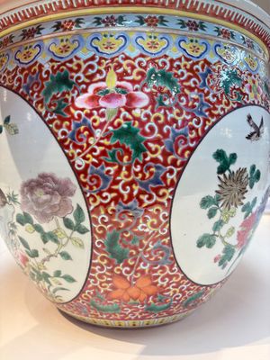 A large Chinese famille rose 'Bird among Flowering Branches' scroll pot, 19th C. — 照片 8