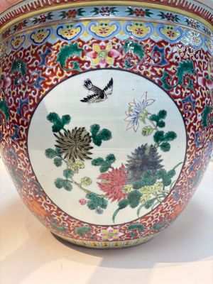 A large Chinese famille rose 'Bird among Flowering Branches' scroll pot, 19th C. — 照片 9