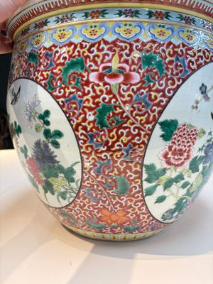 A large Chinese famille rose 'Bird among Flowering Branches' scroll pot, 19th C. — 照片 10