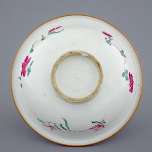 A large Chinese famille rose bowl with deer in a landscape, Yongzheng, 1723-1735 — 照片 3