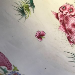 A large Chinese famille rose bowl with figures in a garden, Yongzheng — 照片 20