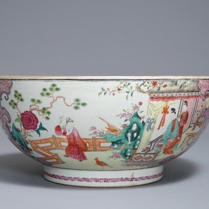 A large Chinese famille rose bowl with figures in a garden, Yongzheng — 照片 3