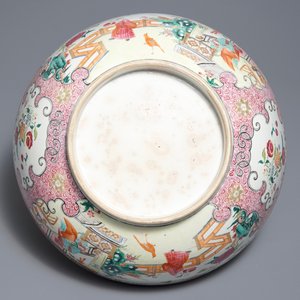 A large Chinese famille rose bowl with figures in a garden, Yongzheng — 照片 6