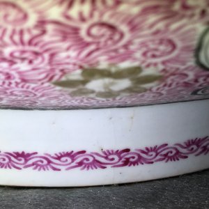 A large Chinese famille rose bowl with figures in a garden, Yongzheng — 照片 10