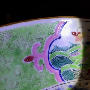 A large Chinese famille rose charger with figures in front of a temple, Yongzheng — photo 5