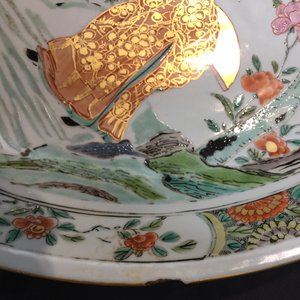 A large Chinese famille rose charger with figures on a terrace, Kangxi/Yongzheng, early 18th C. — photo 3