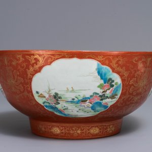 A large Chinese famille rose coral ground landscape bowl, Jiaqing — 照片 2