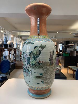 A large Chinese famille rose coral-red-ground  'Eight Immortals' vase, Qianlong mark, 19th C. — photo 4