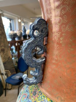 A large Chinese famille rose coral-red-ground  'Eight Immortals' vase, Qianlong mark, 19th C. — photo 8