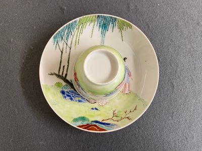 A large Chinese famille rose cup and saucer, Yongzheng — 照片 1