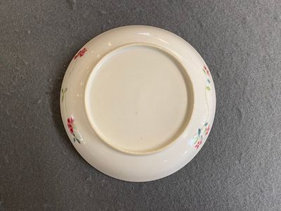 A large Chinese famille rose cup and saucer, Yongzheng — 照片 4
