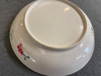 A large Chinese famille rose cup and saucer, Yongzheng — 照片 5