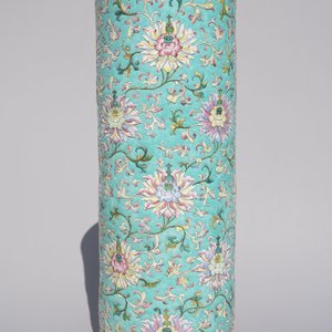 A large Chinese famille rose cylindrical vase with applied lotus scrolls, Jiaqing/Daoguang — 照片 11