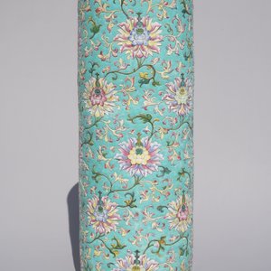 A large Chinese famille rose cylindrical vase with applied lotus scrolls, Jiaqing/Daoguang — 照片 12