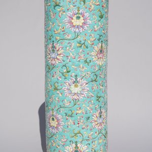 A large Chinese famille rose cylindrical vase with applied lotus scrolls, Jiaqing/Daoguang — 照片 13