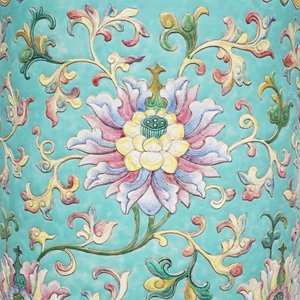 A large Chinese famille rose cylindrical vase with applied lotus scrolls, Jiaqing/Daoguang — 照片 15