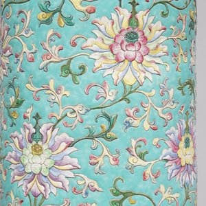 A large Chinese famille rose cylindrical vase with applied lotus scrolls, Jiaqing/Daoguang — 照片 18