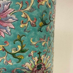A large Chinese famille rose cylindrical vase with applied lotus scrolls, Jiaqing/Daoguang — 照片 29