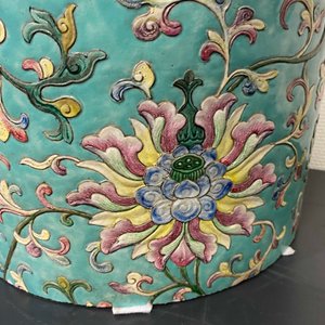 A large Chinese famille rose cylindrical vase with applied lotus scrolls, Jiaqing/Daoguang — 照片 34