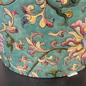 A large Chinese famille rose cylindrical vase with applied lotus scrolls, Jiaqing/Daoguang — 照片 35