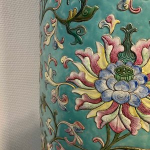A large Chinese famille rose cylindrical vase with applied lotus scrolls, Jiaqing/Daoguang — 照片 39