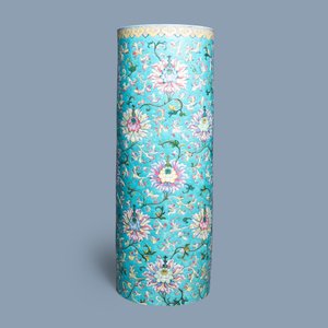 A large Chinese famille rose cylindrical vase with applied lotus scrolls, Jiaqing/Daoguang — 照片 4