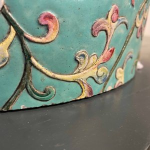 A large Chinese famille rose cylindrical vase with applied lotus scrolls, Jiaqing/Daoguang — 照片 42