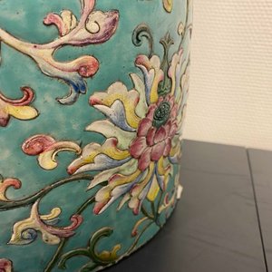 A large Chinese famille rose cylindrical vase with applied lotus scrolls, Jiaqing/Daoguang — 照片 45